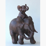 Ele. Elefant mit Jungem auf dem Rücken